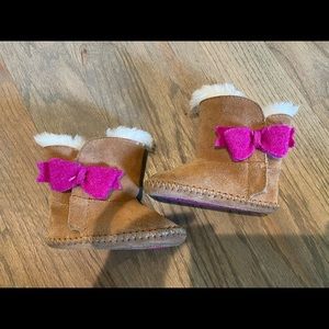 Ugg ‘Cassie’ baby boot 4/5